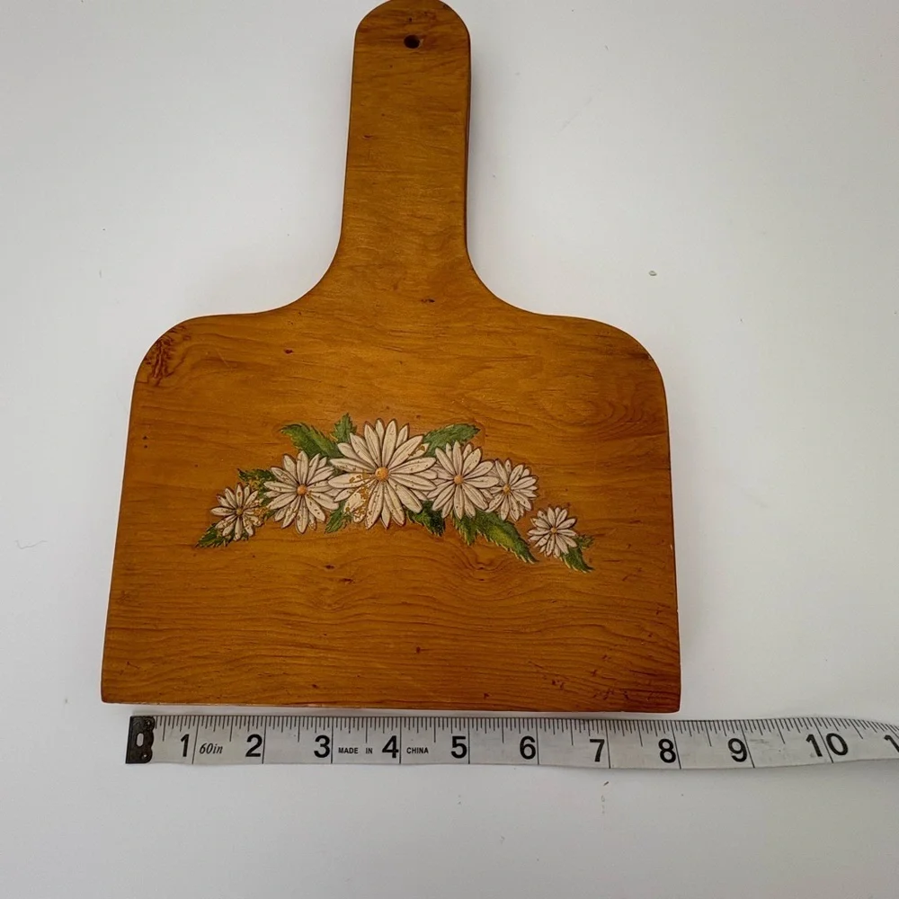 Vintage Wooden Cutting Board with Diasy Design
